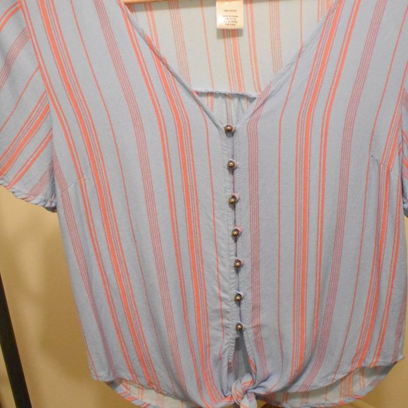 Urban Romantics Tie Front Button up Top, Size M - Picture 4 of 5